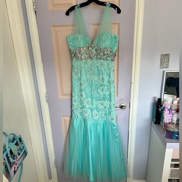 Grad dress 2015 - Picture 1 of 5